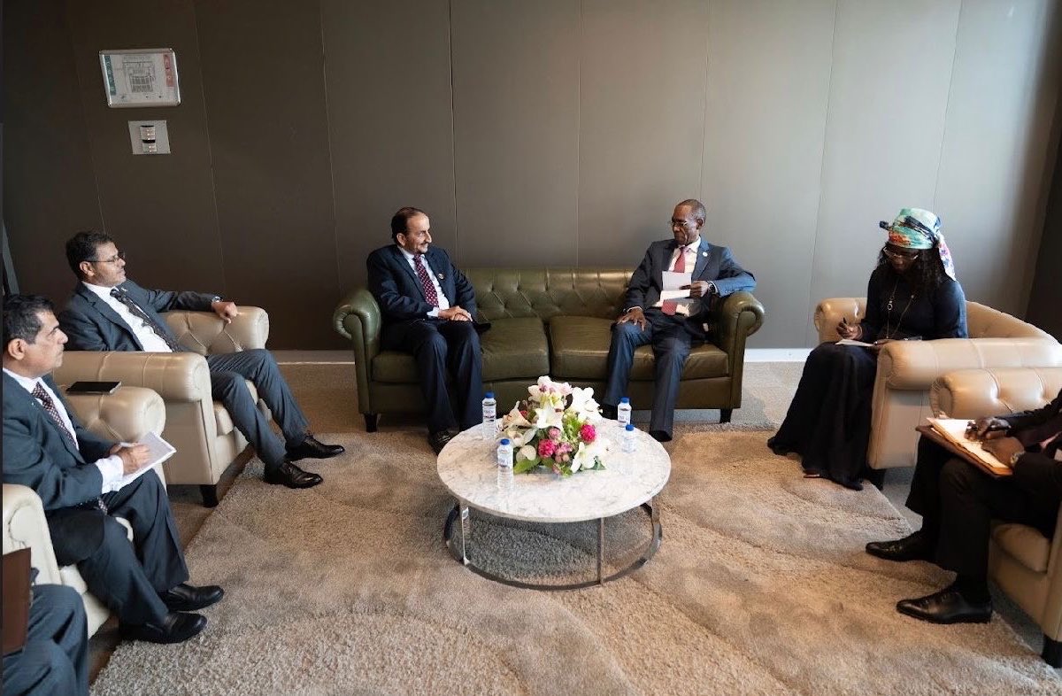 FMofOman's tweet photo. 📸 | في إطار المشاركة في منتدى داكار الدولي للسلام والأمن، التقى سعادة الشيخ خليفة بن علي الحارثي @KhalifaAlharthy وكيل وزارة الخارجية للشؤون السياسية مع معالي شيخ نيانغ وزير التكامل الأفريقي والشؤون الخارجية والسنغاليين بالخارج في جمهورية السنغال.

جرى خلال اللقاء استعراض جوانب العلاقات الثنائية ومجالات التعاون بين البلدين الصديقين وسبل تعزيزها، كما تناول عدد من القضايا الإقليمية والدولية ذات الاهتمام المشترك وفي مقدمتها مستجدات الأوضاع في منطقة الشرق الأوسط والجهود المبذولة لخفض التصعيد عبر الحوار والمفاوضات الدبلوماسية.

حضر اللقاء السفير محمد بن سالم جداد الكثيري القائم بأعمال سفارة سلطنة عُمان لدى جمهورية السنغال وسعادة إبراهيما سيك سفير جمهورية السنغال لدى سلطنة عُمان.