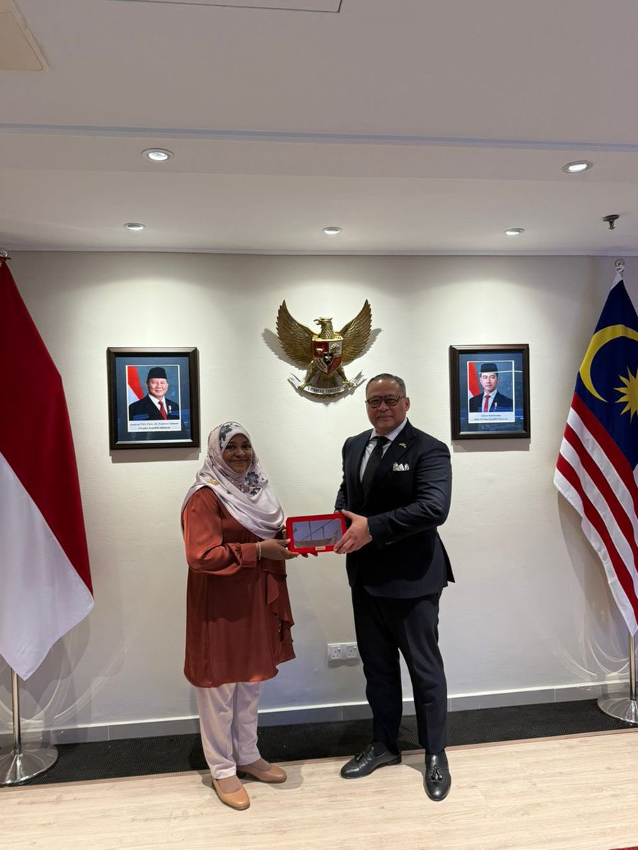 High Commissioner H.E. Dr. @Mariyam_Shab paid a courtesy call on H.E. Raden Dato’ Mohamamad Iman Hascarya, Ambassador of Indonesia, and discussed opportunities to strengthen commercial cooperation.