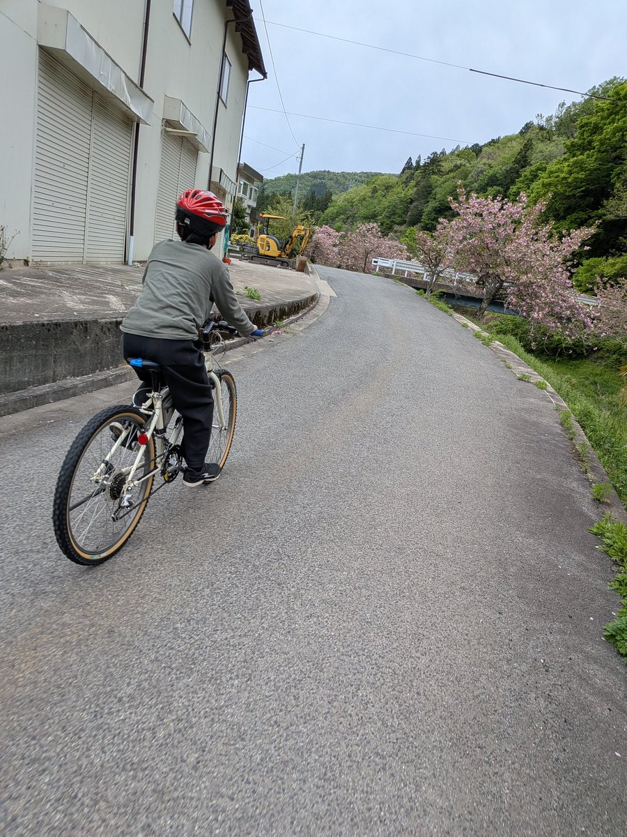 062QgSwpKPT7gaM's tweet image. 骨折ってから3ヶ月ぶりに自転車乗った息子
歩くくらい速度でゆっくり練習しました
慣れたらまた飛ばし屋みたいになるでしょうｗ
近所のお婆ちゃんが電動3輪自転車を持ち上げようとしてたので代わりに運んであげました
自転車から乗り換えたけど怖くて乗れないので倉庫に持っていくとこでした
#MTB