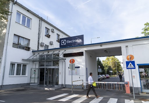 indexhu's tweet photo. Végleg bezár az Electrolux jászberényi gyára, 600 munkahely szűnik meg.
https://t.co/uyGsmIu5fd
Fotó: Szilli Tamás / Index
#Electrolux #Jaszbereny #megszunes #gyar #munkahely #indexhu https://t.co/d0LJt9tyRG