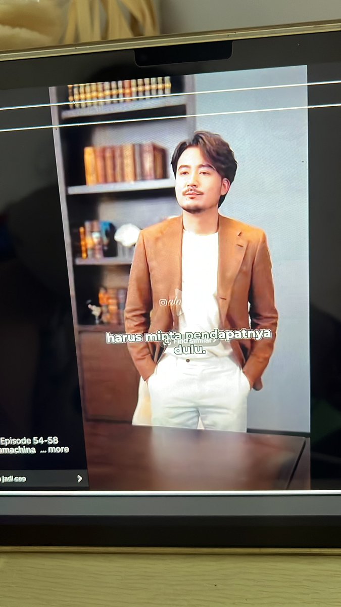 Ga sengaja nemu dracin yang Aeon code banget 😋😋😋 Ibu Direktur cegil yang kecintaan sm pensiunan CEO yg nyamar jadi satpam. Wlpn premisnya dangdut tapi mereka serasi njirrr kek Ada Wong sm Leon😭😭😭