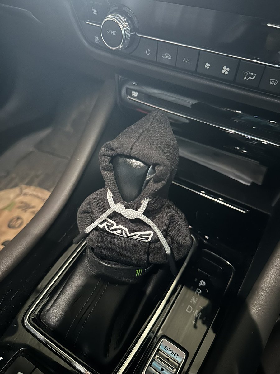 RyoTb4's tweet photo. シフトノブをグレーのパーカーから
黒のパーカーへ https://t.co/JEkgCe4Va7
