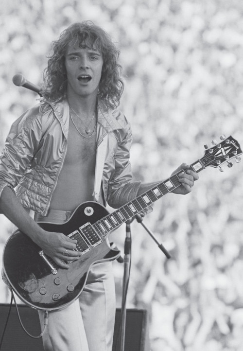 MSolisEscobar's tweet image. Peter Frampton (22 April 1950) #rock #musician, #singer, #songwriter, producer, #guitarist. He was previously associated with the #bands Humble Pie and The Herd. Frampton’s international breakthrough album was his live release, Frampton Comes Alive!.
youtu.be/o6xGqi5itxs?si…