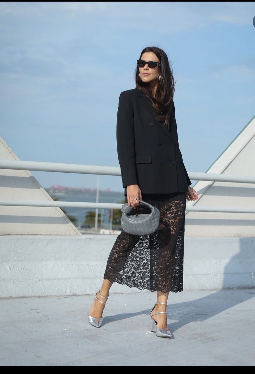 EmilyRozzy57674's tweet image. So many ways to style it pair it with a blazer or a long shirt for a polished look.
Love layering? Try it with an open skirt in the same length for that effortless edge 👌🏻
#StyleTips #FashionInspo