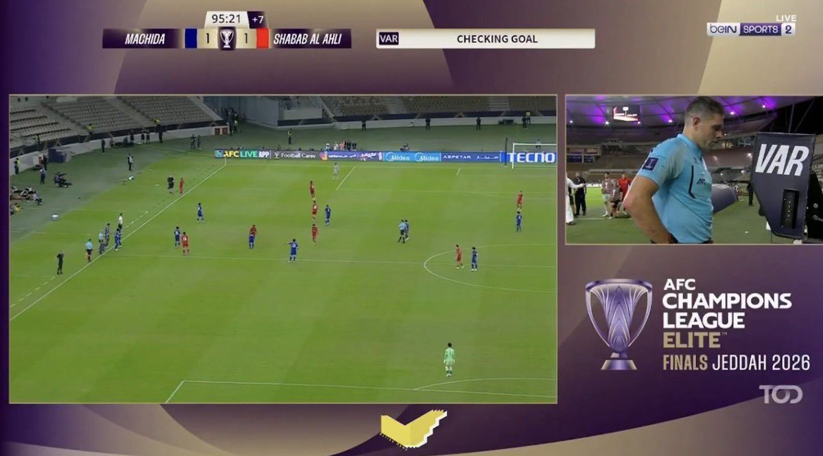 JInsiderBR's tweet photo. O Shabab Al Ahli enviou uma notificação formal à AFC exigindo que o jogo diante do Machida Zelvia seja repetido!

O clube emiradense alega que, no lance do gol anulado, o árbitro de campo teria autorizado o reinicio do jogo e, por isso, o gol teria sido legitimo.

O que o clube emiradense se esquece é que isso seria válido se o próprio árbitro, bandeira e 4º árbitro não tivessem autorizado a substituição! Ou seja, mesmo que o reinicio tenha sido apitado, é necessário esperar o fim do processo de alteração.

Shaun Evans errou feio, o Machida estava sendo prejudicado por estar desorganizado e focado na alteração, que não havia sido concluída no momento em que a bola voltou ao campo.

O VAR entrou em ação e corrigiu o erro do juíz de campo, logo a exigência do clube emiradense não faz sentido!

Shaun Evans precisa ser punido pelo erro grotesco, mas não se pode desrespeitar as regras e prejudicar uma equipe que não tem nenhuma relação com o erro do árbitro de campo