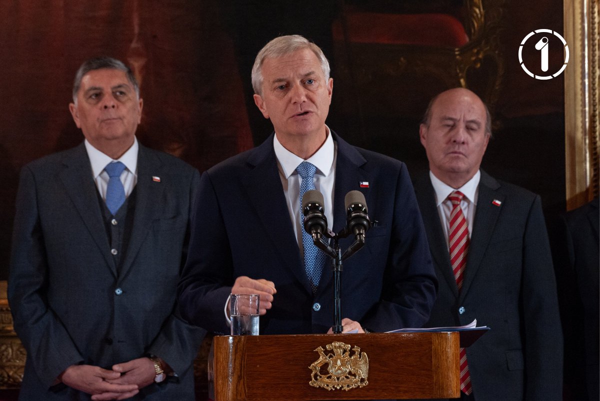 agenciaunochile's tweet photo. La encuesta #DataInfluye reveló que un 38% cree que la “Ley Miscelánea” beneficiará a los más ricos y un 60% estima que no reactivará la economía. 

Además, la gestión del Presidente José Antonio Kast alcanza 47% de desaprobación.

📸©AgenciaUno/Víctor Huenante https://t.co/FQGdtUxtUu