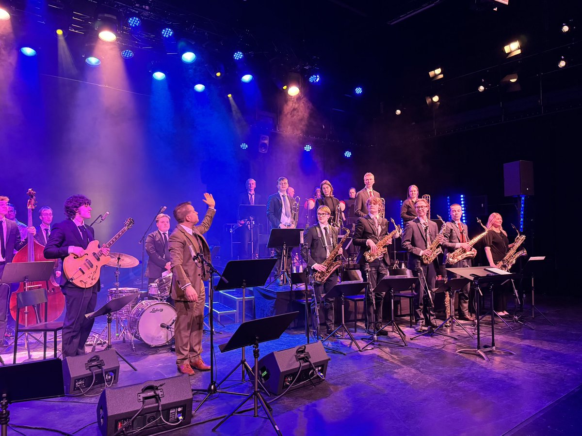 PaulaHoffren's tweet image. Kiitos Metropolia Big Band eilisestä nostalgiamatkasta 40-luvulle. Täysi sali nautti matkastanne Glenn Millerin soundimaailmaan. Huipputyötä 👏 #bigband #jazzsuomi100 #Metropoliamusiikki #Helsinki