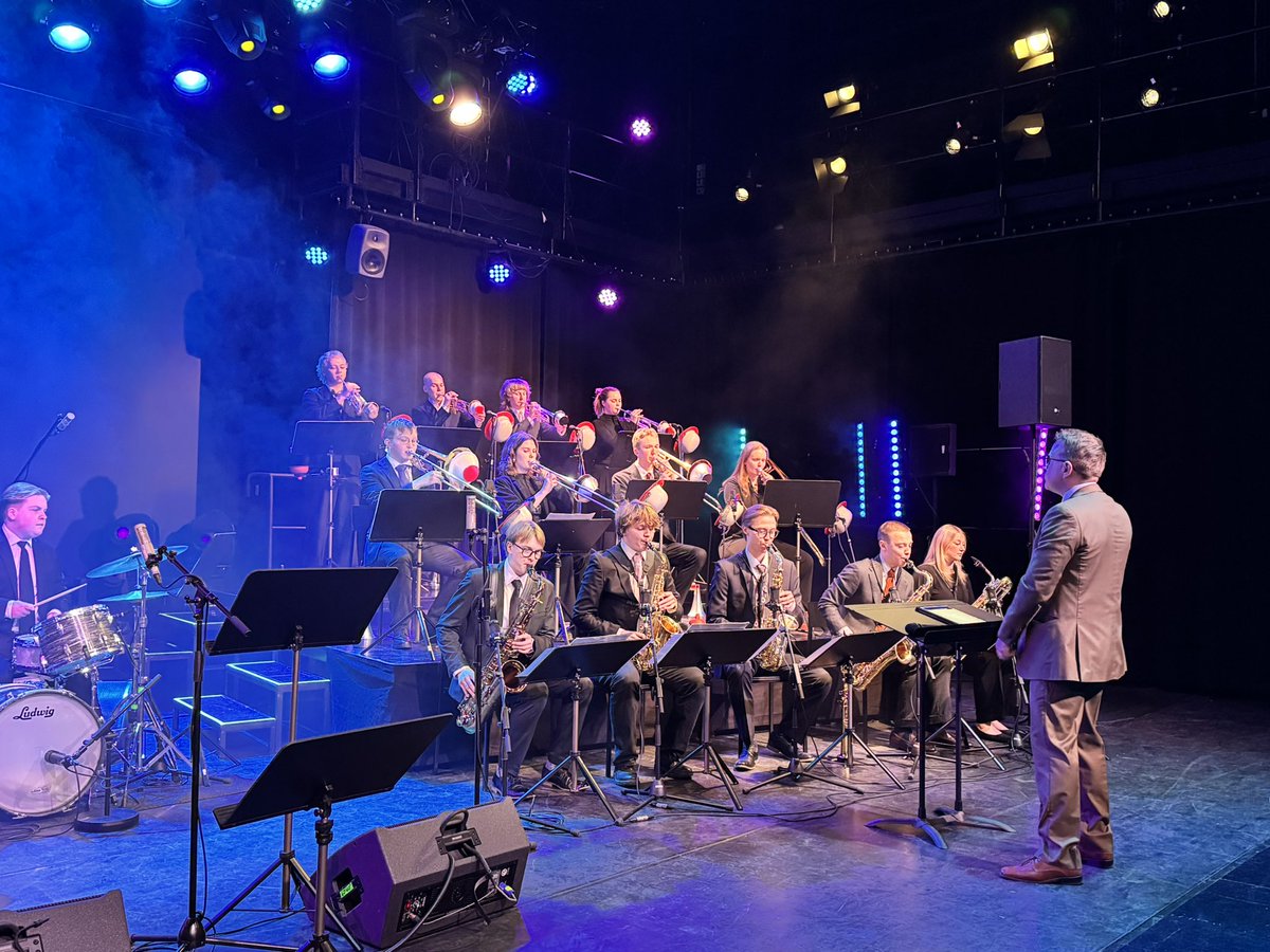 PaulaHoffren's tweet image. Kiitos Metropolia Big Band eilisestä nostalgiamatkasta 40-luvulle. Täysi sali nautti matkastanne Glenn Millerin soundimaailmaan. Huipputyötä 👏 #bigband #jazzsuomi100 #Metropoliamusiikki #Helsinki
