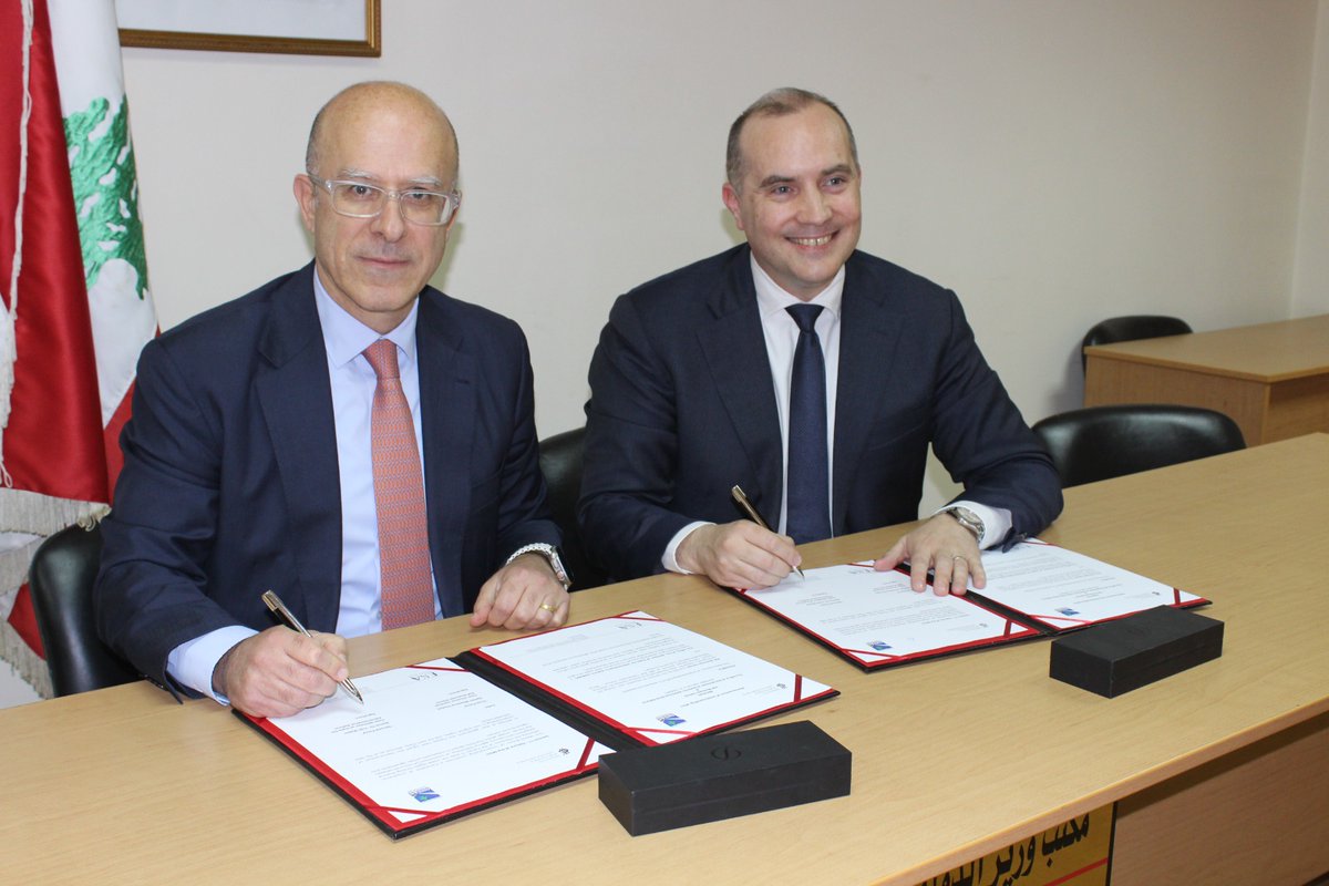 OmsarGov's tweet photo. وقّعت وزارة التنمية الإدارية مذكرة تفاهم مع @ESABeirut  لتعزيز الحوكمة وبناء القدرات القيادية في القطاع العام، ضمن إطار برنامج إعادة تكوين إدارات ومؤسسات الدولة 2030.

في مرحلة تتسارع فيها التغييرات داخل المؤسسات العامة، المطلوب من القيادات الجديدة في المؤسسات والإدارات العامة جاهزية سريعة وفعّالة منذ اليوم الأول.

من خلال هذه الشراكة، نعمل على تطوير برامج متخصصة في شتى المجالات تُمكّن مجالس الإدارة والقيادات العامة من ممارسة دورها بكفاءة، وتعزيز جودة القرار والرقابة داخل المؤسسات، بما يساهم في رفع فعالية الأداء واستمرارية العمل المؤسسي.