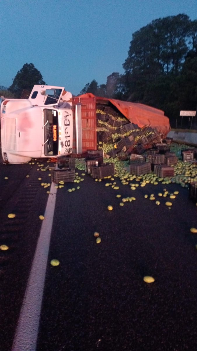 🚨 Vuelca camión con mangos en la autopista Cuernavaca–México 

Un camión que transportaba mangos volcó a la altura del kilómetro 45, en los límites entre Morelos y la CDMX. Autoridades ya se encuentran en la zona para atender la situación.

⚠️ Se recomienda a automovilistas