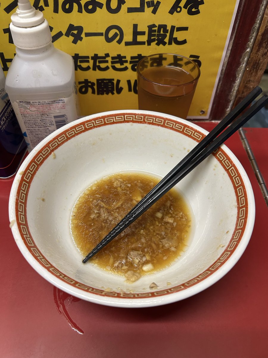 【ラーメン二郎目黒店】

仕事帰り、会社仲間と4人でメグジへ。
1.5時間待ち。なかなかな並び具合。

小豚ラーメン
（カタメ、ヤサイ、ニンニク、アブラ）

店主の盛り方に忠実な助手さんの麺あげ。疲れた体に染み入る非乳化スープ。ご馳走様でした🙇‍♂️

#ラーメン二郎
#目黒店
#煮豚がしっかり系