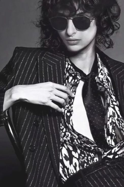 Все маэстро мировой живописи встали бы в очередь, чтобы иметь честь изобразить кисти Финна, а затем сделали бы их частью портретов римских пап, ангелов и апостолов.Потому что именно такие формы олицетворяли в искусстве Божественную красоту. 

И сейчас я расскажу почему