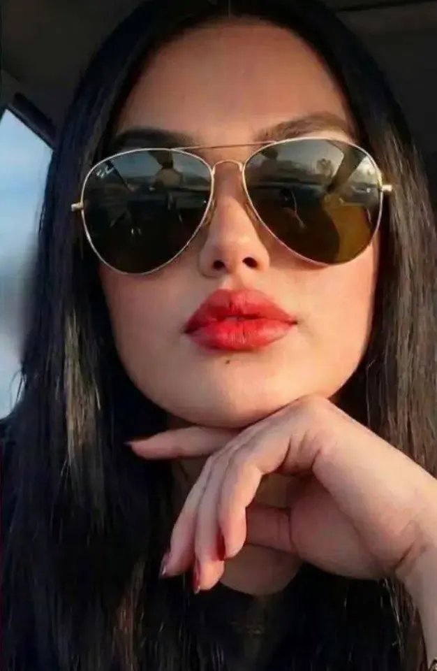 s0nhri_sn0w's tweet photo. سوشل میڈیا نری تباہی ہے
میکسیکو میں لاپتہ ہونے والی خاتون چار دن کی تلاش کے بعد مل گئی مگر اس کی تلاش اس وجہ سے مشکل ہو گئی تھی کہ اس نے اپنے سوشل میڈیا پر حد سے زیادہ فلٹر والی تصاویر استعمال کی تھیں😂
میکسیکو کی پولیس کو 30 سالہ خاتون گریسیا مینڈوزا کے لاپتہ ہونے کی اطلاع ملی، جس کے بعد انہوں نے وسیع پیمانے پر تلاش شروع کی، مگر تمام کوششیں ناکام رہیں۔
پولیس نے اس کے سوشل میڈیا اکاؤنٹس سے تصاویر لے کر انہیں سڑکوں، چوراہوں، اپنی سرکاری ویب سائٹ اور لاپتہ افراد کے پلیٹ فارمز پر شائع کیا اور عوام سے مدد کی اپیل کی۔
کسی کو بھی اس کا سراغ نہ مل سکا، یہاں تک کہ کرمنل انویسٹی گیشن ڈیپارٹمنٹ نے مداخلت کی اور بھرپور کوشش کے بعد اسے ایک ہائی وے پر زندہ حالت میں تلاش کر لیا
عوام کو مطمئن کرنے کے لیے پولیس نے اس کے ملنے کے بعد اس کی تصویر جاری کی، مگر یہ معاملہ ملک کے اندر اور باہر مذاق کا موضوع بن گیا، کیونکہ اس کے سوشل میڈیا کی تصاویر اس قدر فلٹر شدہ تھیں کہ اس کی اصل شکل پہچانی نہیں جا سکتی تھی اور وہ بالکل ایک مختلف خاتون لگ رہی تھی یہی وجہ بنی کہ پولیس اور عوام کو اسے تلاش کرنے میں چار دن سے زیادہ وقت لگا
میکسیکو کی پولیس نے ایک بیان میں کہا ہم آپ کو یقین دلاتے ہیں کہ گریسیا مل گئی ہے اگر اس کی تصاویر حقیقت کے قریب ہوتیں تو اسے چند گھنٹوں میں ڈھونڈ لیا جاتا مگر حد سے زیادہ ایڈٹ کی گئی تصاویر نے اس کی اصل پہچان چھپا دی جس کی وجہ سے تلاش اور نگرانی کا عمل چار دن تک جاری رہا تب جا کر ہم اسے تلاش کر سکے۔