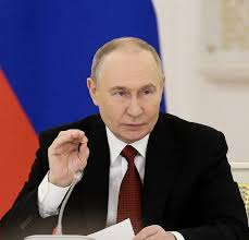 reallive3tv's tweet image. 🚨Russia moves on crypto:
State Duma passed crypto bill on the first reading, here’s what’s in it:

• Central Bank controls access
• Up to 7 yrs prison for illegal trading
• $3.3K/year cap for retail investors
• No cash-outs allowed

#Bitcoin #Crypto #russia #cryptotrading