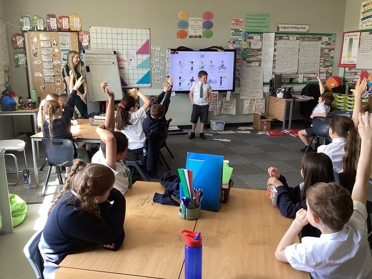 SenorGardner's tweet photo. Y4 were joined by Senora Fallows from SUA today to practice Spanish conversation and speaking practice. 

Bien hecho everyone! 🇪🇸

@PoppyfieldSch @Y4Poppyfield https://t.co/8vabxQQQmr