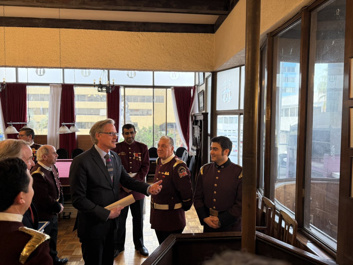 UKinChile's tweet photo. ¡Muchas gracias por su labor @11thfireco! El embajador @DConcar cerró su primera visita oficial a #Valparaíso en la "Bomba Inglesa". Ahí conoció su historia y entregó una donación de las #IslasFalkland por la gran labor de los #bomberos en los incendios forestales de este verano. https://t.co/HKNrxjXDuL