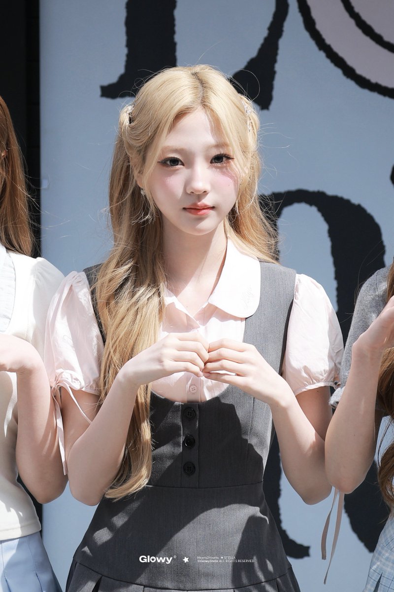 스텔라 양이 정색할 때 나오는 특유의 서늘한 무드를 너무 사랑함.. 얼굴 선 자체는 디게 똥글똥글 커여운데 눈매는 치켜올라가있어서 마냥 순해보이기보단 새침도도해보이는 느낌이 있음 날 긴장하게 만듦 또 아기사슴st 촉촉눈망울을 가졌지만 또렷하게 뜨지 않고 살짝 덜 뜸으로써 날 도라이로 만듦