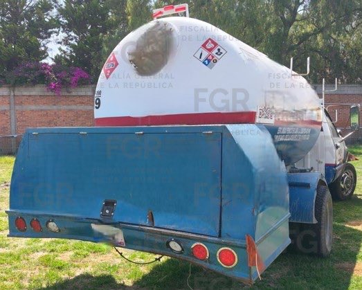 Trafico_Puebla's tweet photo. 🚛⛽️ Aseguran más de 56 mil litros de hidrocarburo en cateo en #Chipilo
Una fuga de gas destapó un presunto punto ilegal de almacenamiento en San Gregorio Atzompa.
Por lo que autoridades federales y estatales aseguraron pipas, autotanques y combustible, presuntamente obtenidos de manera irregular.
@FGR_Pue
#TráficoPuebla #Puebla