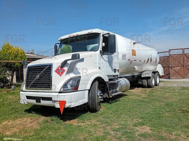 Trafico_Puebla's tweet photo. 🚛⛽️ Aseguran más de 56 mil litros de hidrocarburo en cateo en #Chipilo
Una fuga de gas destapó un presunto punto ilegal de almacenamiento en San Gregorio Atzompa.
Por lo que autoridades federales y estatales aseguraron pipas, autotanques y combustible, presuntamente obtenidos de manera irregular.
@FGR_Pue
#TráficoPuebla #Puebla