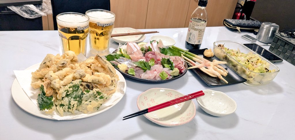 おうち居酒屋🍻
◆鯵、ホウボウ、舞茸、しめじ、大葉で天ぷら盛り合わせ
◆お刺身をブライン処理した刺身盛り
◆谷中葉生姜
◆やみつき春キャベツ
#家呑み
#おつまみ