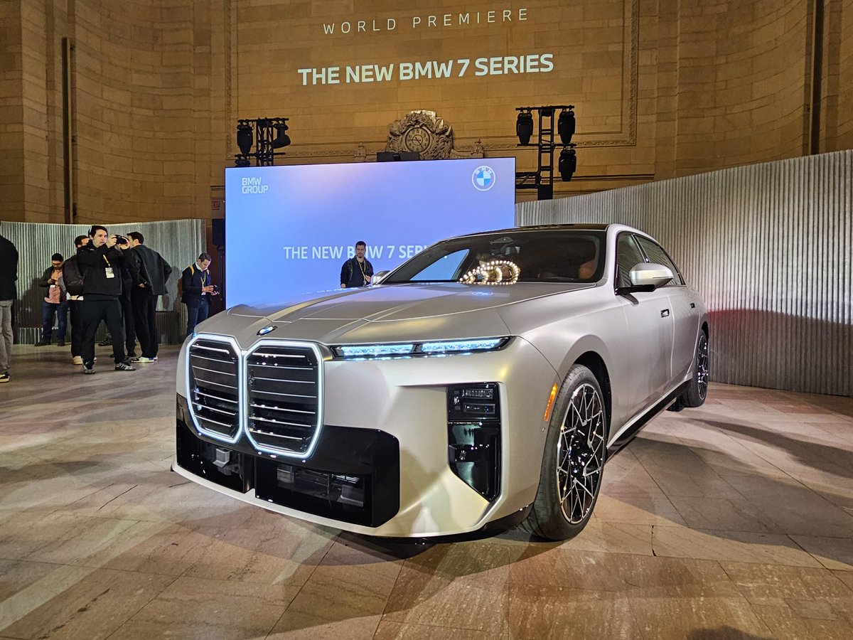 robertlhawley's tweet photo. Say hello to the new @BMW 7 Series, unveiled today at Grand Central Terminal in NYC. https://t.co/ywJLDG7YDk