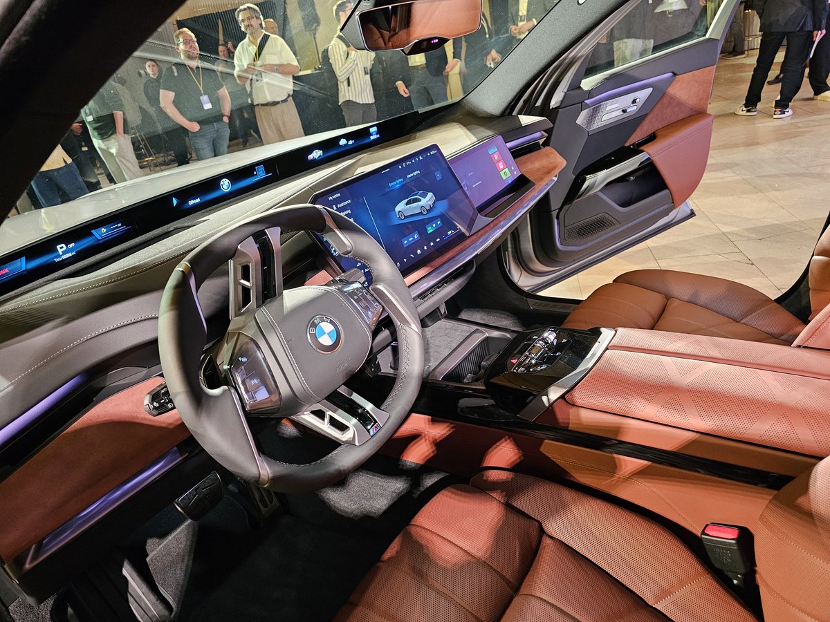 robertlhawley's tweet photo. Say hello to the new @BMW 7 Series, unveiled today at Grand Central Terminal in NYC. https://t.co/ywJLDG7YDk