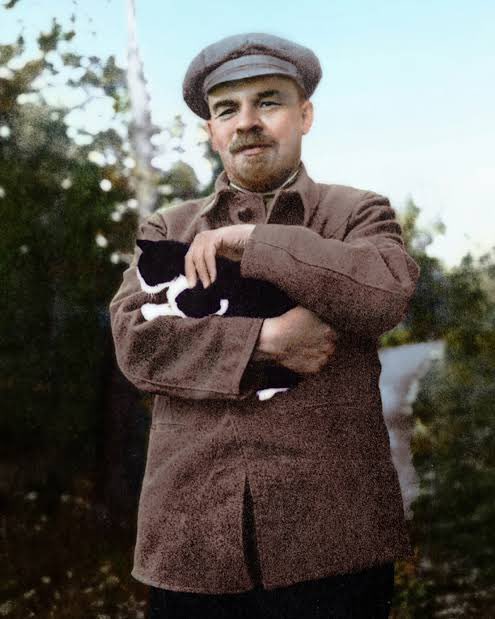 İyi ki doğdun Yoldaş Lenin. Işığın yolumuzu aydınlatıyor.
