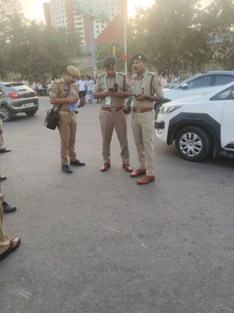 DCP_South's tweet photo. #इंडियन_प्रीमियर_लीग_2026 क्रिकेट मैच के दृष्टिगत @DCP_South @AmitKAnandIPS के निर्देशन में #ADCP_South द्वारा इकाना_स्टेडियम में आईपीएल मैच के दृष्टिगत बाहर यातायात व्यवस्था एवं ड्यूटी में लगे पुलिस कर्मियों को दिये आवश्यक दिशा-निर्देश।
#Lkopolice_On_Duty
@Uppolice @lkopolice https://t.co/QrxZZTPO4O