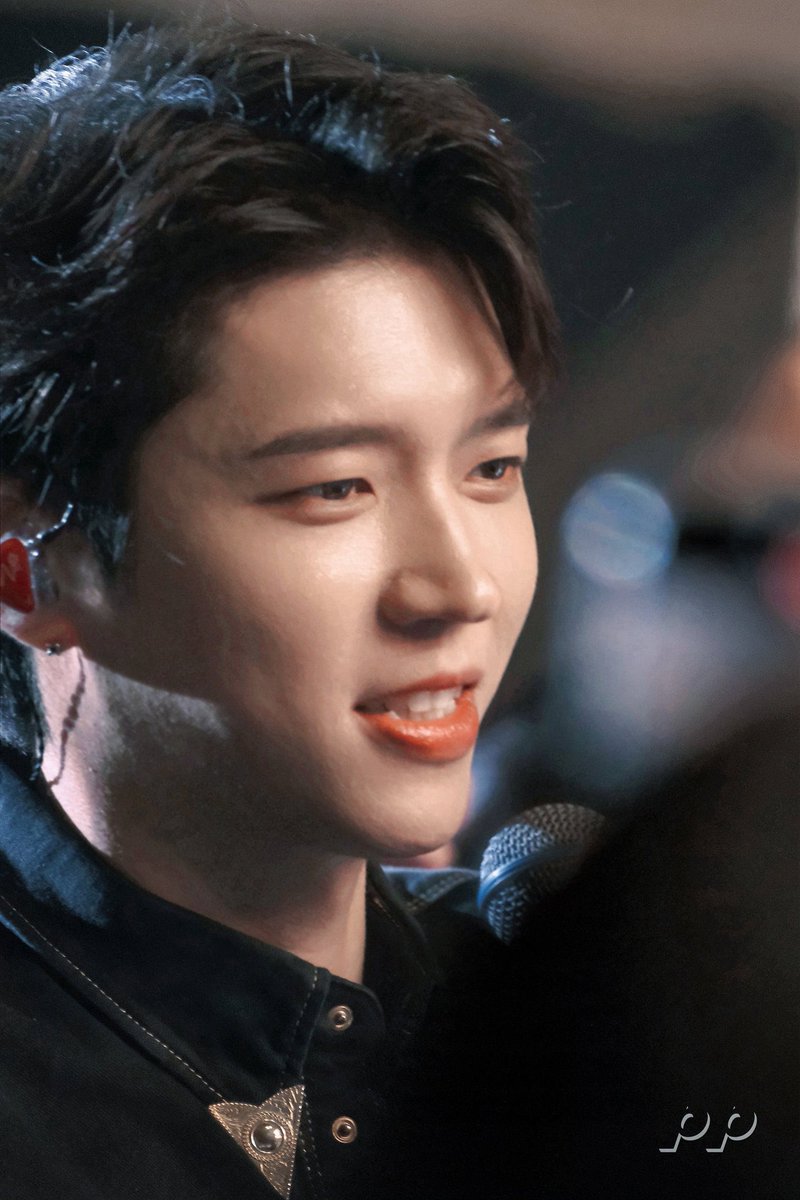 del🌱only우현 tweet media