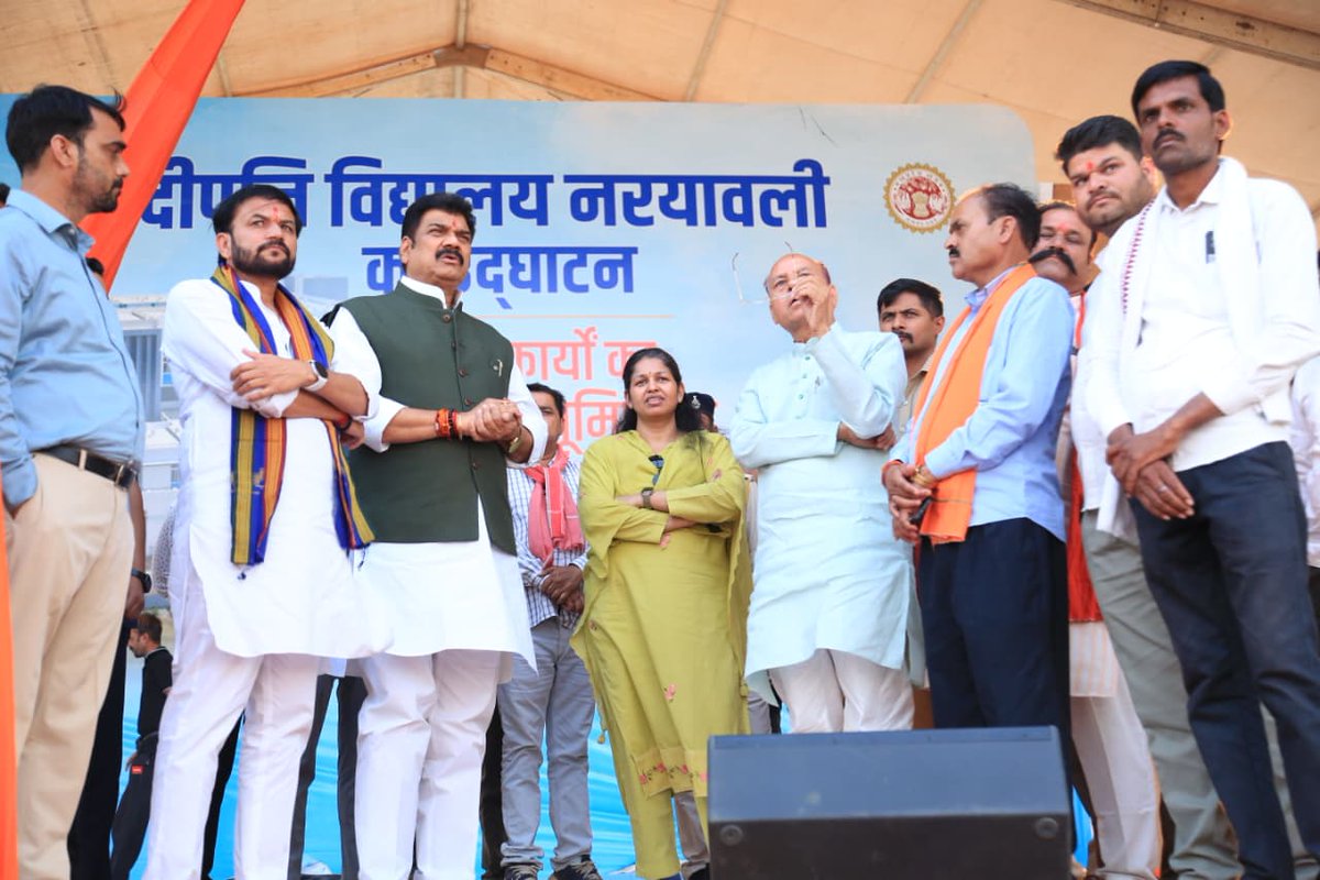 collectorsagar's tweet image. ➡️ मुख्यमंत्री डॉ मोहन यादव के गुरुवार को नरयावली आगमन की तैयारियों की समीक्षा करने और व्यवस्थाओं का जायजा लेने हेतु मंत्री श्री गोविंद सिंह राजपूत ने अन्य जनप्रतिनिधियों एवं अधिकारियों के साथ कार्यक्रम स्थल का निरीक्षण किया।

#jansamparkMP #sagar