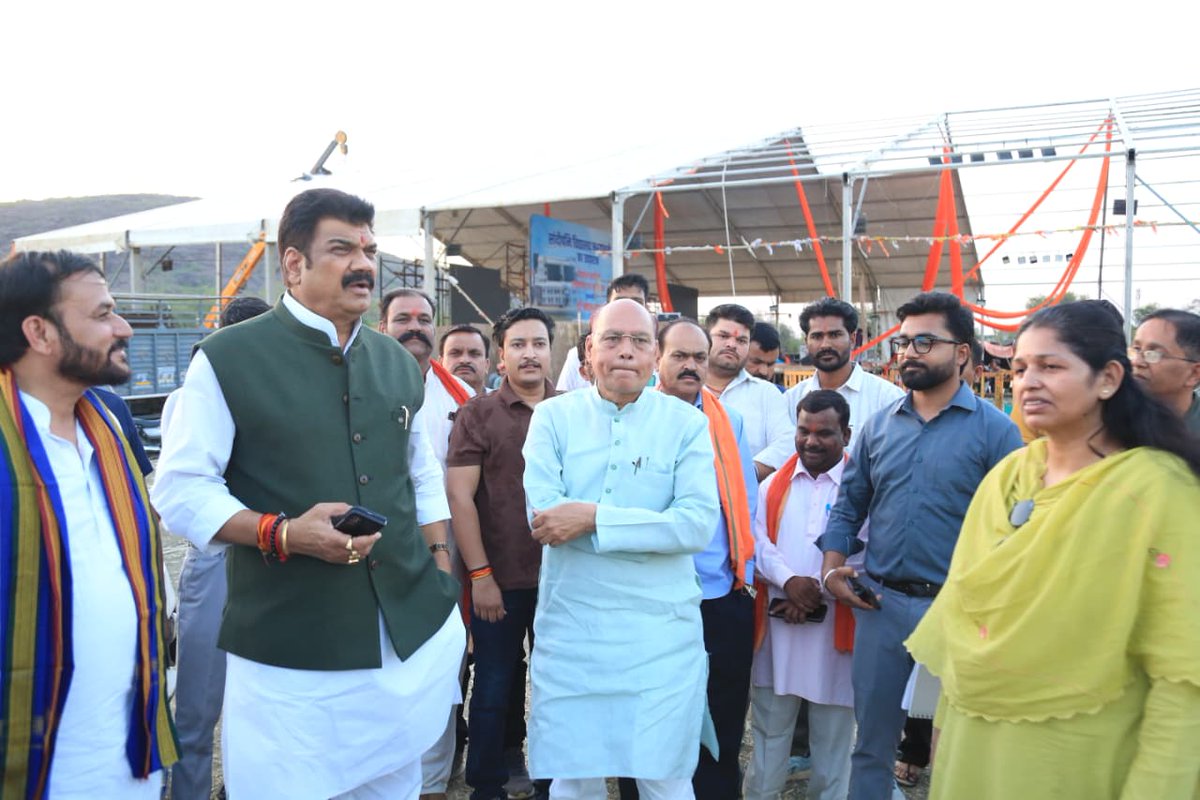 collectorsagar's tweet image. ➡️ मुख्यमंत्री डॉ मोहन यादव के गुरुवार को नरयावली आगमन की तैयारियों की समीक्षा करने और व्यवस्थाओं का जायजा लेने हेतु मंत्री श्री गोविंद सिंह राजपूत ने अन्य जनप्रतिनिधियों एवं अधिकारियों के साथ कार्यक्रम स्थल का निरीक्षण किया।

#jansamparkMP #sagar