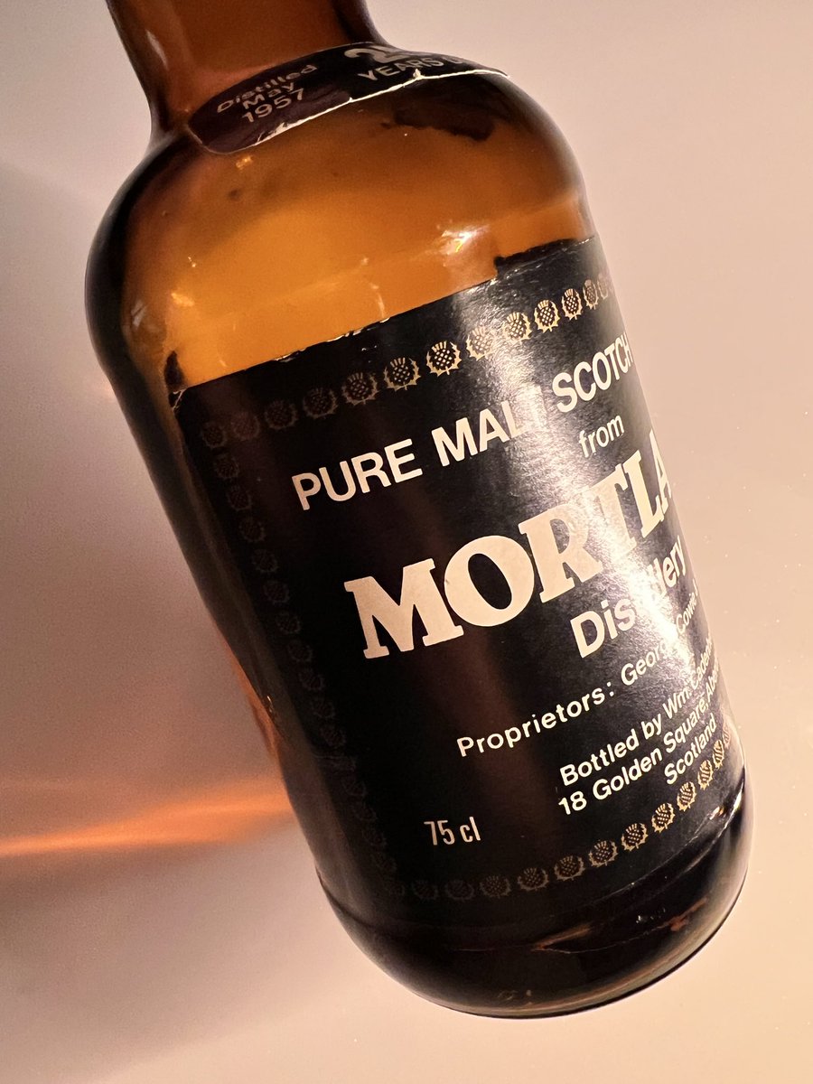 whiskyaura's tweet photo. Mortlach 25 Year Old — Cadenhead Dumpy
Distilled 1957 
Bottled 1982
46% ABV

Deep, structured, and confidently expressive. A compelling glimpse into historic Mortlach character from a remarkable era🥃 https://t.co/QvhQX4D4Bg