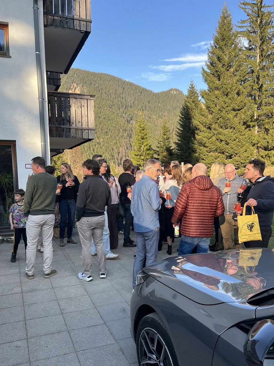 BLSVSportcamp's tweet photo. Hinter jeder Feier steckt ein Team. Küche, Terrasse, Fotobox. Irgendwann passiert’s: Menschen lachen zusammen. Auf 1047 Metern. Mit Bergblick. So feiert man am Spitzingsee. https://t.co/Gu0Po1noYw