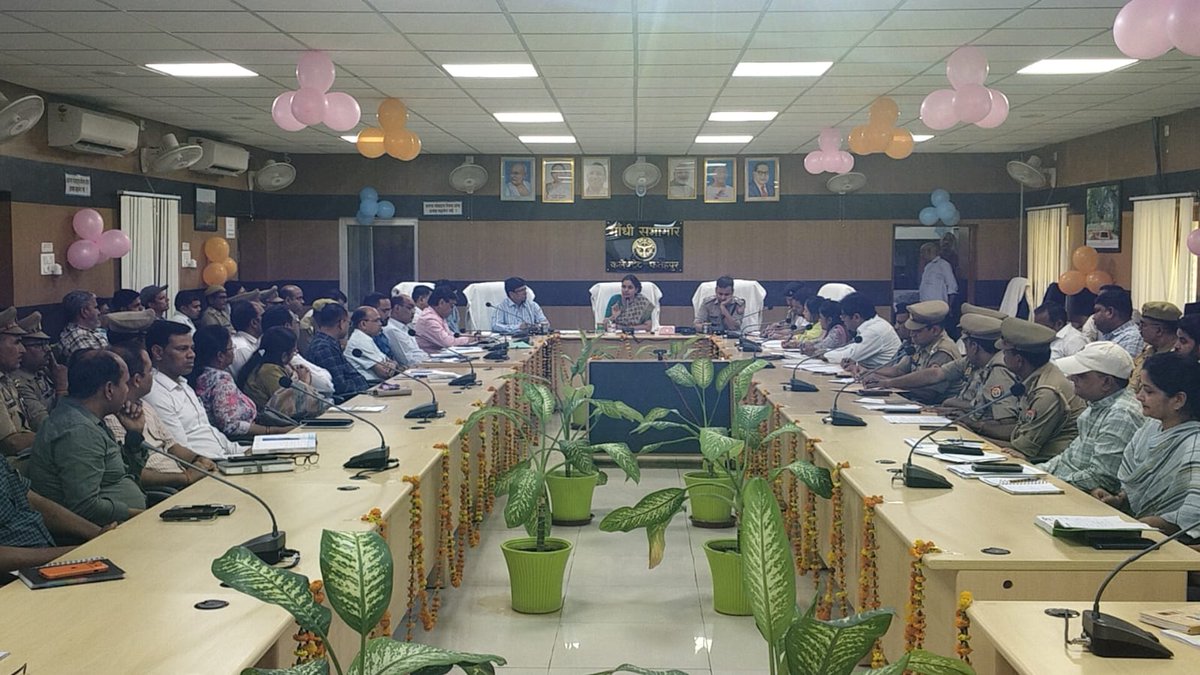 dmfatehpur's tweet photo. उ0प्र0 पुलिस भर्ती एवं प्रोन्नति बोर्ड लखनऊ द्वारा आयोजित उत्तर प्रदेश होमगार्ड के पदों पर एनरोलमेंट -2025 की लिखित परीक्षा के दृष्टिगत प्रशिक्षण कार्यक्रम  महात्मा गांधी कलेक्ट्रेट सभागार में केंद्र प्रभारी, केंद्र व्यवस्थापक, सेक्टर मजिस्ट्रेट, स्टैटिक मजिस्ट्रेट के साथ सम्पन्न हुआ। परीक्षा  को सकुशल शुचितापूर्ण ढंग से नकलविहीन पारदर्शिता के साथ व भर्ती बोर्ड द्वारा दिए गए निर्देशों का भलीभांति अध्ययन करते हुए अपने दायित्वों का निर्वहन संवेदनशीलता के साथ करते हुए बोर्ड द्वारा निर्धारित गाइडलाइन के अनुसार परीक्षा सम्पन्न कराने के लिए सभी को निर्देशित किया।@CMOfficeUP @UPGovt @InfoDeptUP @CommissionerPrg
