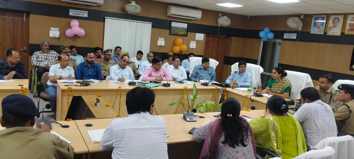 dmfatehpur's tweet photo. उ0प्र0 पुलिस भर्ती एवं प्रोन्नति बोर्ड लखनऊ द्वारा आयोजित उत्तर प्रदेश होमगार्ड के पदों पर एनरोलमेंट -2025 की लिखित परीक्षा के दृष्टिगत प्रशिक्षण कार्यक्रम  महात्मा गांधी कलेक्ट्रेट सभागार में केंद्र प्रभारी, केंद्र व्यवस्थापक, सेक्टर मजिस्ट्रेट, स्टैटिक मजिस्ट्रेट के साथ सम्पन्न हुआ। परीक्षा  को सकुशल शुचितापूर्ण ढंग से नकलविहीन पारदर्शिता के साथ व भर्ती बोर्ड द्वारा दिए गए निर्देशों का भलीभांति अध्ययन करते हुए अपने दायित्वों का निर्वहन संवेदनशीलता के साथ करते हुए बोर्ड द्वारा निर्धारित गाइडलाइन के अनुसार परीक्षा सम्पन्न कराने के लिए सभी को निर्देशित किया।@CMOfficeUP @UPGovt @InfoDeptUP @CommissionerPrg