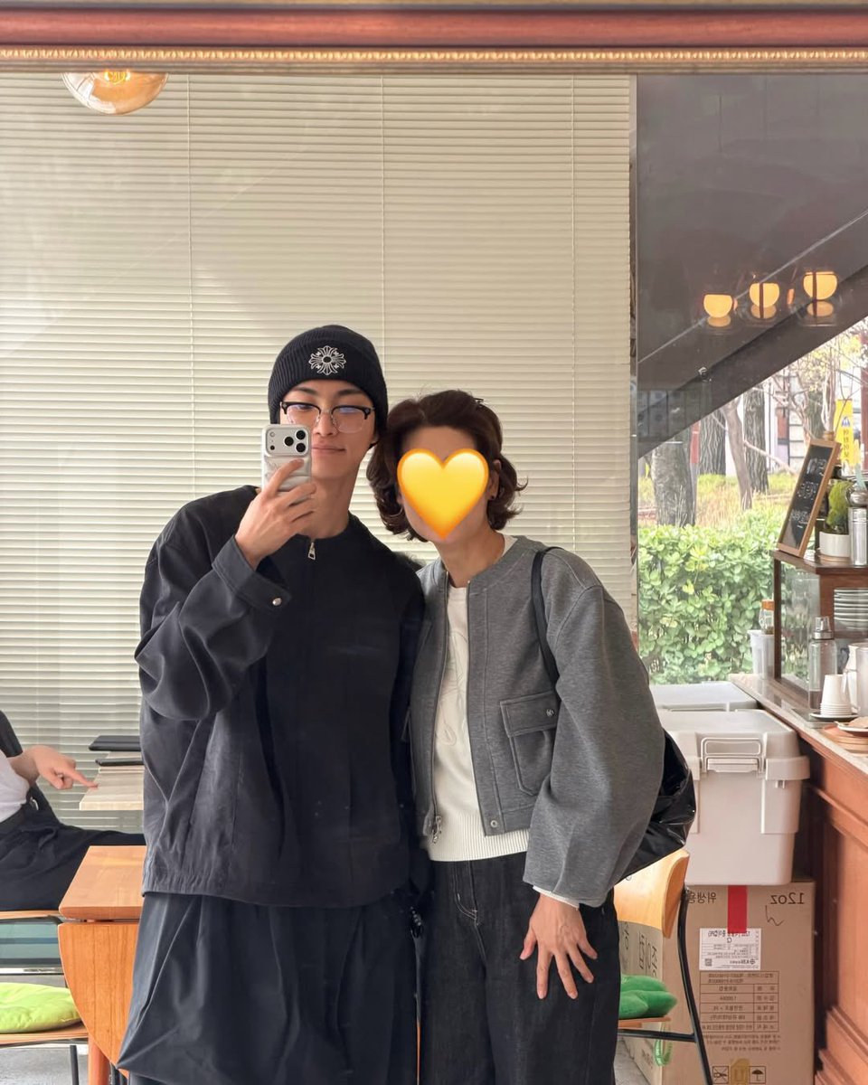 SEONGHWA SHOPPING WITH HIS MOM PLEASE THIS IS SO CUTE