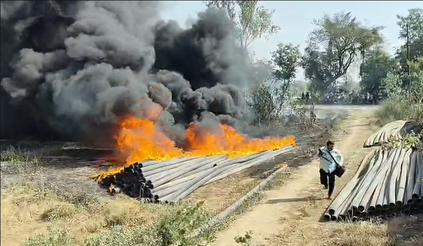 IndiaNewsUP_UK's tweet image. बागपत 
जल निगम के पाइपों के ढेर में लगी भीषण आग 
सड़क किनारे धूं-धूं कर जले पाइप, आसमान में छाया धुआं
दमकल टीम ने मशक्कत के बाद पाया काबू
लाखों का नुकसान, कोतवाली क्षेत्र का मामला
#Baghpat #Fire #UPNews @baghpatpolice