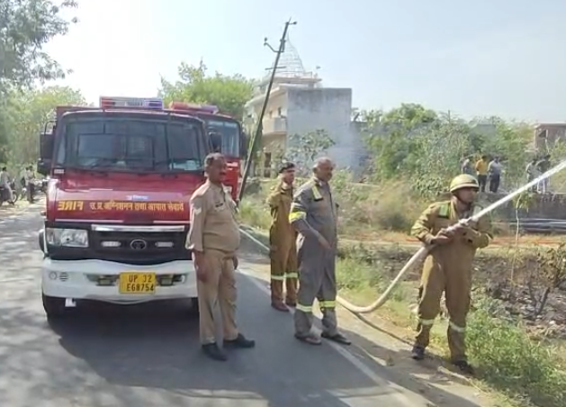 IndiaNewsUP_UK's tweet image. बागपत 
जल निगम के पाइपों के ढेर में लगी भीषण आग 
सड़क किनारे धूं-धूं कर जले पाइप, आसमान में छाया धुआं
दमकल टीम ने मशक्कत के बाद पाया काबू
लाखों का नुकसान, कोतवाली क्षेत्र का मामला
#Baghpat #Fire #UPNews @baghpatpolice