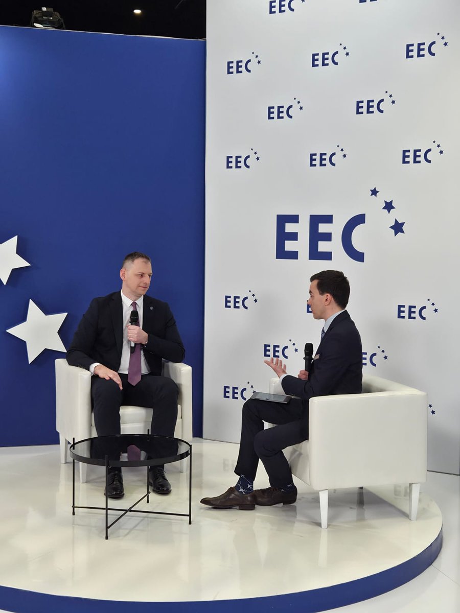 Porty_Lotnicze's tweet image. 🌍 Polskie Porty Lotnicze S.A. na @EECKatowice!

🎙️Łukasz Chaberski, Prezes PPL S.A. gościł w studiu „Rzeczpospolitej”, gdzie głównym tematem rozmowy była strategia #LocalContent. 

🤝 Prezes wziął też udział w spotkaniu z Ministrem Finansów i Gospodarki.
tiny.pl/w4z87vhg9