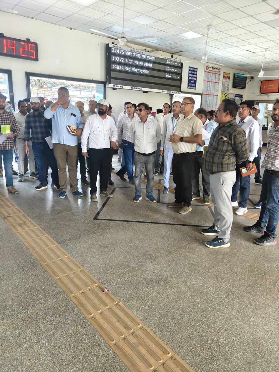drmbikaner's tweet image. #Inspection
आज (22.04.26) को चूरू रेलवे स्टेशन पर अमृत भारत स्टेशन योजना के अंतर्गत हो रहे पुनर्विकास कार्यों का  निरीक्षण किया गया।
इस दौरान संरक्षा संवाद आयोजित कर कार्यों की गुणवत्ता, समयबद्धता एवं सुरक्षा मानकों के पालन हेतु आवश्यक दिशा-निर्देश दिए गए।