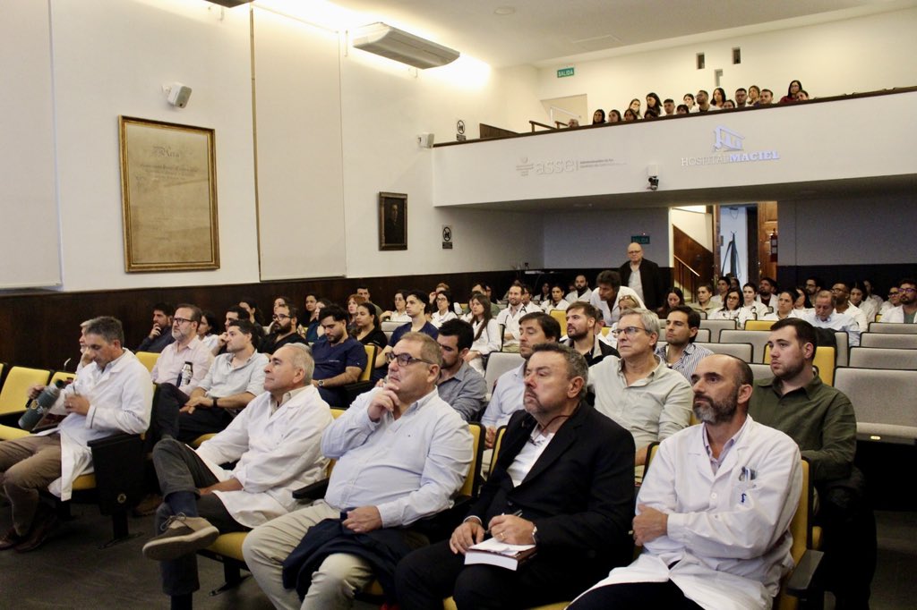 MacielHospital's tweet photo. Recibimos al Dr Albert Jáuregui, Jefe de Cirugía Torácica y Trasplante Pulmonar @vallhebron Barcelona. Quien brindó una conferencia sobre trasplante pulmonar  

Instancia de gran valor académico y asistencial para nuestro equipo fortaleciendo la formación y el desarrollo del área https://t.co/dglvyWnXA5