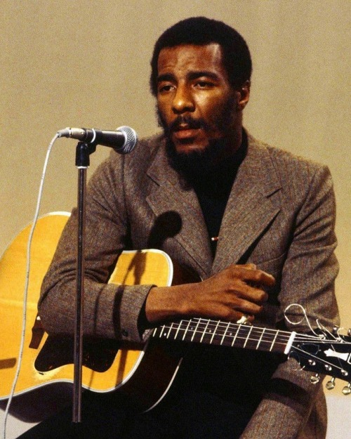 MSolisEscobar's tweet image. Richie Havens (January 21, 1941 – April 22, 2013) #singer #songwriter and #guitarist. His music encompassed elements of #folk, #soul, and rhythm and #blues, soulful covers of pop and folksongs, and his opening performance at the 1969 Woodstock Festival.
youtu.be/rynxqdNMry4?si…
