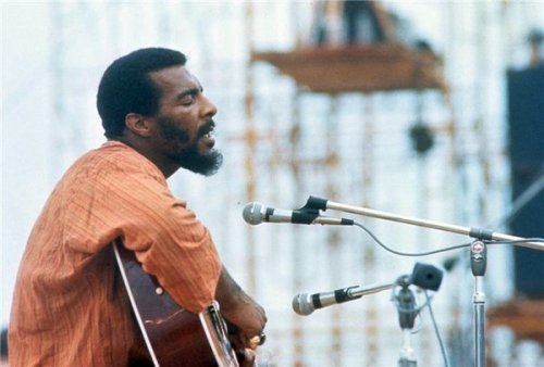MSolisEscobar's tweet image. Richie Havens (January 21, 1941 – April 22, 2013) #singer #songwriter and #guitarist. His music encompassed elements of #folk, #soul, and rhythm and #blues, soulful covers of pop and folksongs, and his opening performance at the 1969 Woodstock Festival.
youtu.be/rynxqdNMry4?si…