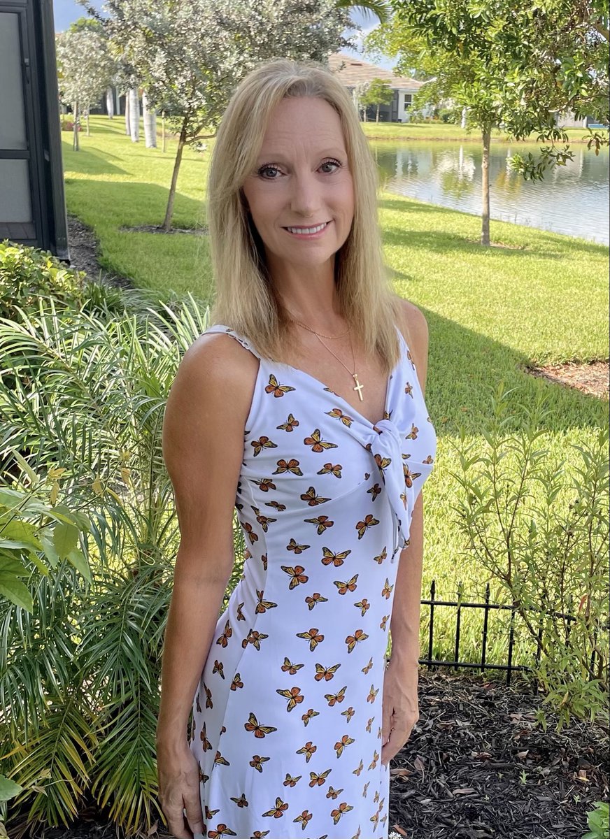 michael25961337's tweet image. Hope everyone has an awesome 🐪 day! This was Joann in her butterfly 🦋 garden.

#dress #classy #maturebeauty #elegant #butterflies