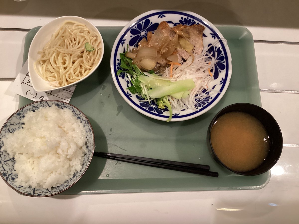 flippercafe1983's tweet photo. 今日のメニューはポークステーキです。
本日の夜中に東日本の方では、流星群が見られるそうです。そちらの地方にお住まいの方々、星に願いを🌟

#日本福祉大学
#アスリートフード
#スポーツ栄養
#スポーツ食堂
#フリッパーカフェ
#美浜町運動公園
#美浜町合宿 https://t.co/yQXP2tQaai