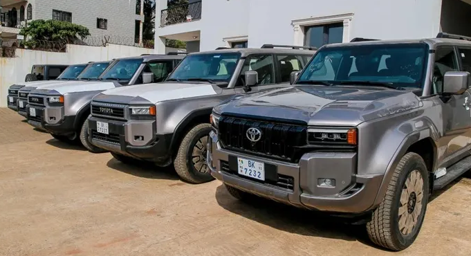 FFables26985's tweet image. La société minière AGB2A-GIC renforce sa mobilité opérationnelle à Conakry avec la remise de 5 Toyota Land Cruiser Prado à ses cadres, dans le cadre d’une stratégie de modernisation et d’efficacité.

 #Bauxite #AGB2AGIC #Logistique