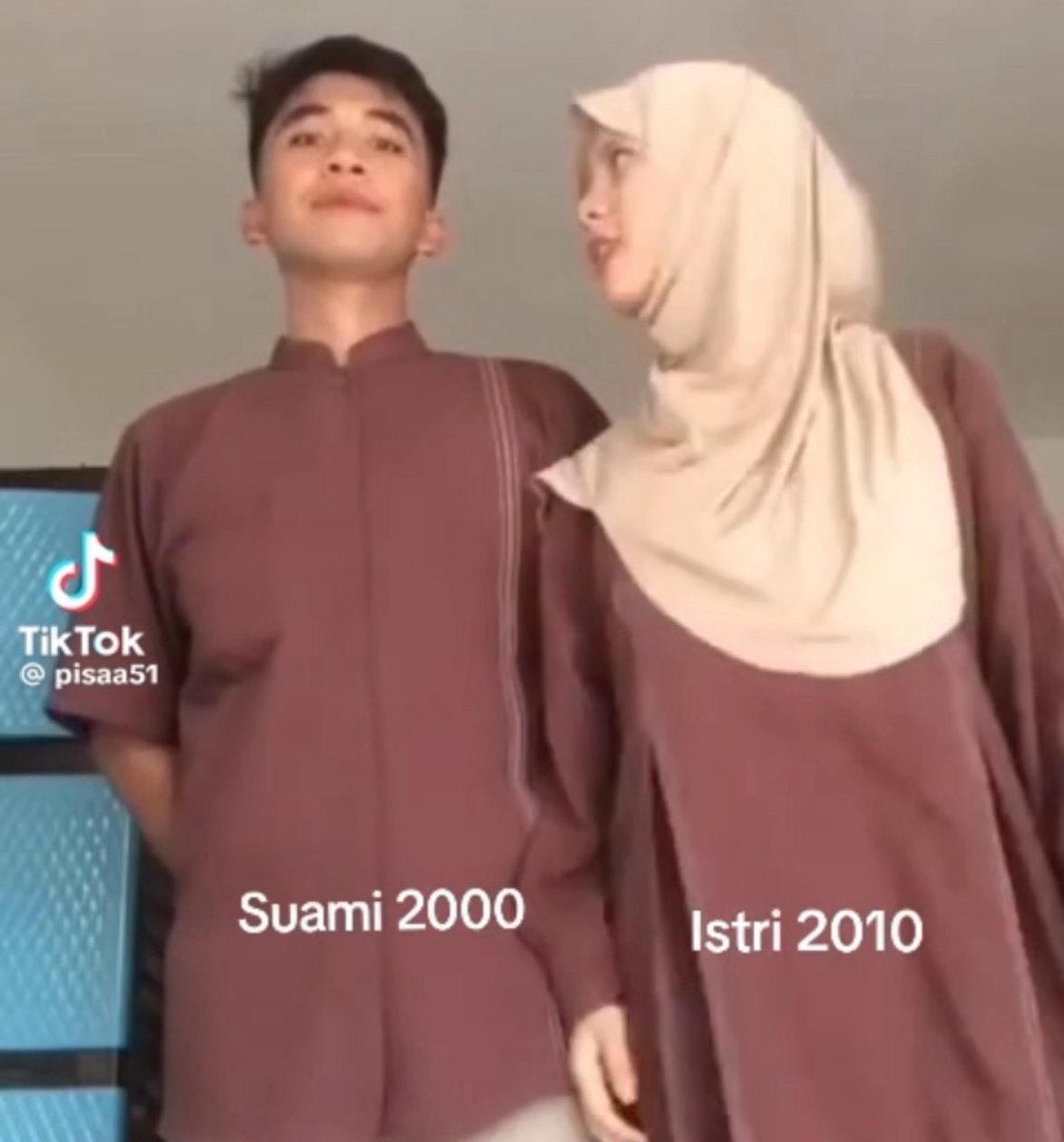 Content creator menikah di usia 14 tahun, putus sekolah, dan hamil di usia 15 tahun. Ini disampaikan sendiri di salah satu vlognya. STOP NORMALISASI PERNIKAHAN DINI