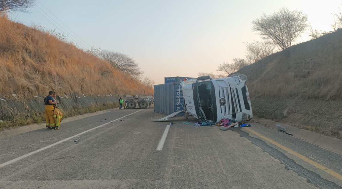 GN_Carreteras's tweet image. #TomePrecaución en #Jalisco se registra cierre total de circulación tras #AccidenteVial cerca del km 112+000 , de la autopista Acatlán de Juárez - Colima. Atienda indicación vial.