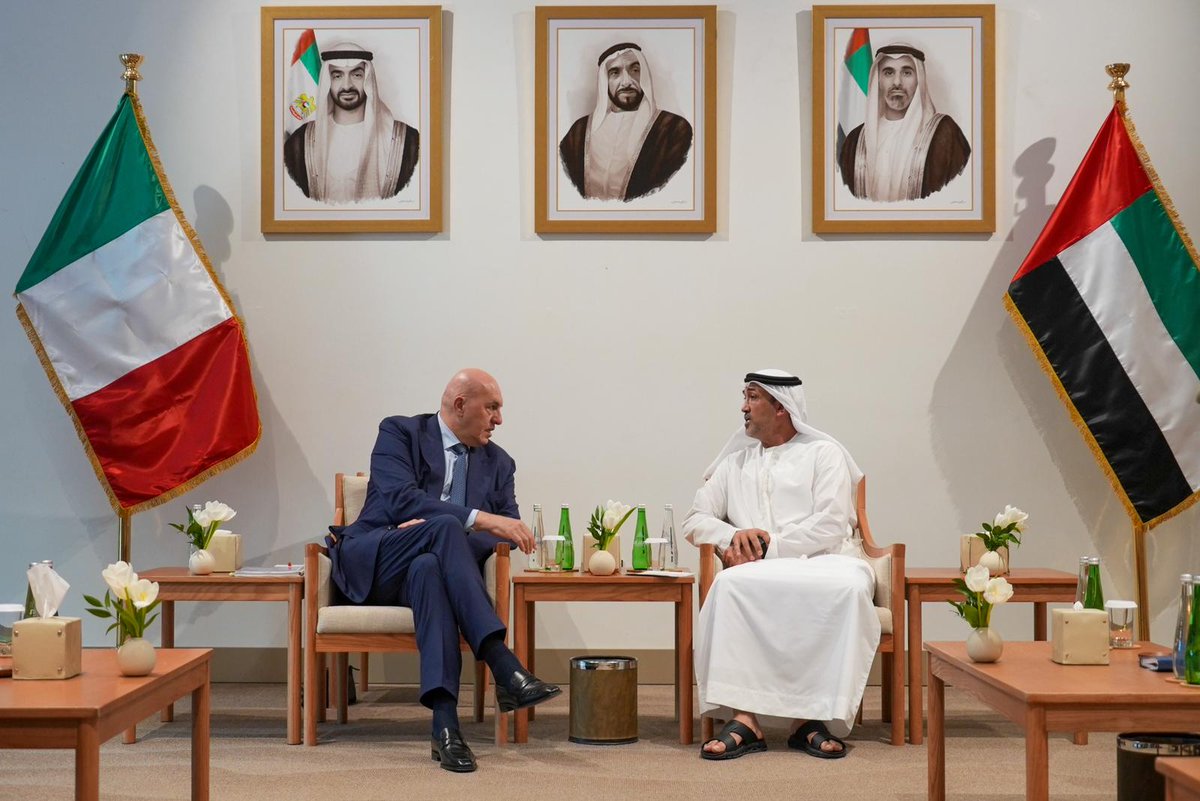 MinisteroDifesa's tweet image. Il Ministro ad #AbuDhabi per un visita ufficiale negli #EmiratiArabiUniti

"Cordiale e proficuo incontro con il Ministro di Stato per gli Affari della Difesa degli Emirati Arabi Uniti, Mohamed Bin Mubarak Bin Fadhel Al Mazrouei. Al centro del confronto, la grave crisi in Medio