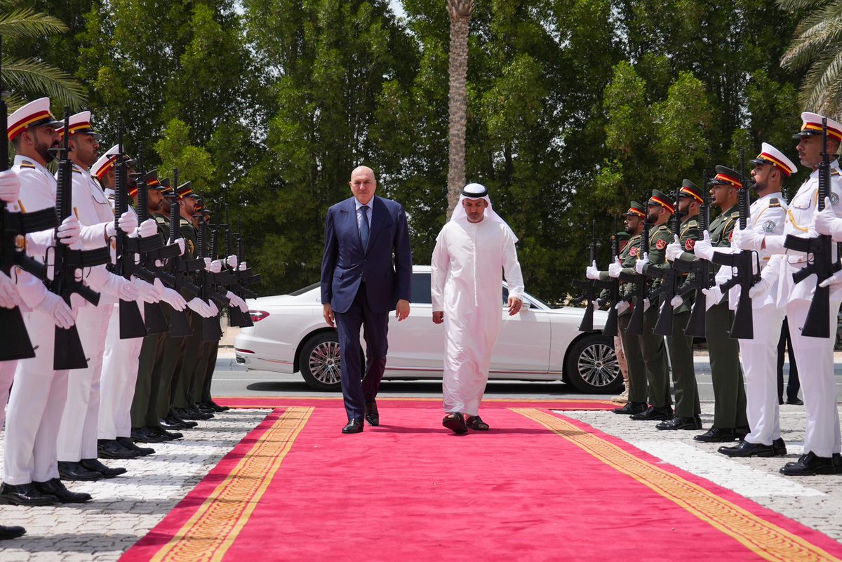 MinisteroDifesa's tweet image. Il Ministro ad #AbuDhabi per un visita ufficiale negli #EmiratiArabiUniti

"Cordiale e proficuo incontro con il Ministro di Stato per gli Affari della Difesa degli Emirati Arabi Uniti, Mohamed Bin Mubarak Bin Fadhel Al Mazrouei. Al centro del confronto, la grave crisi in Medio